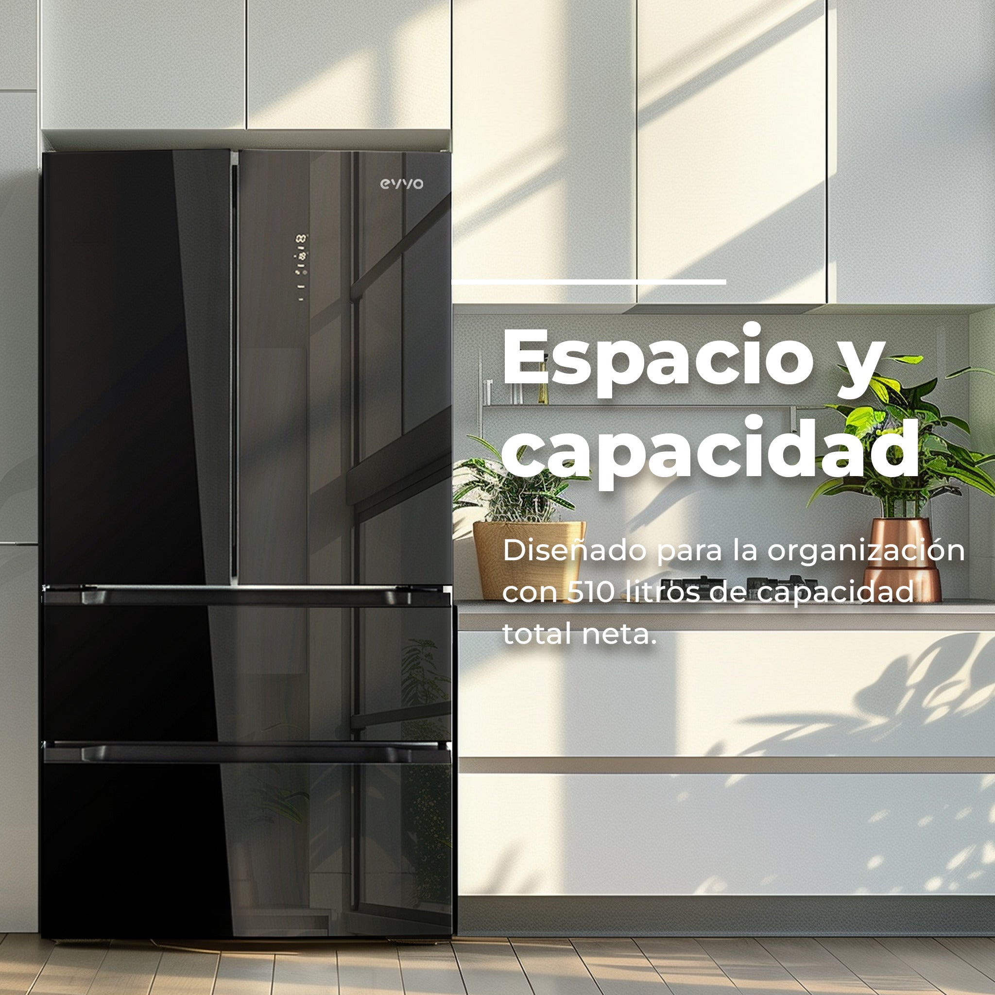 Moderno refrigerador negro en una cocina luminosa con gabinetes blancos y plantas.