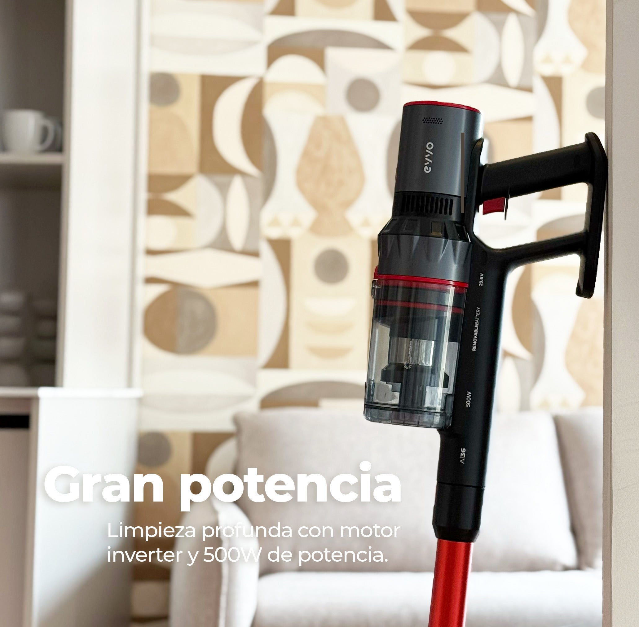 Una aspiradora inalámbrica negra y roja cuelga en una pared con fondo estampado.