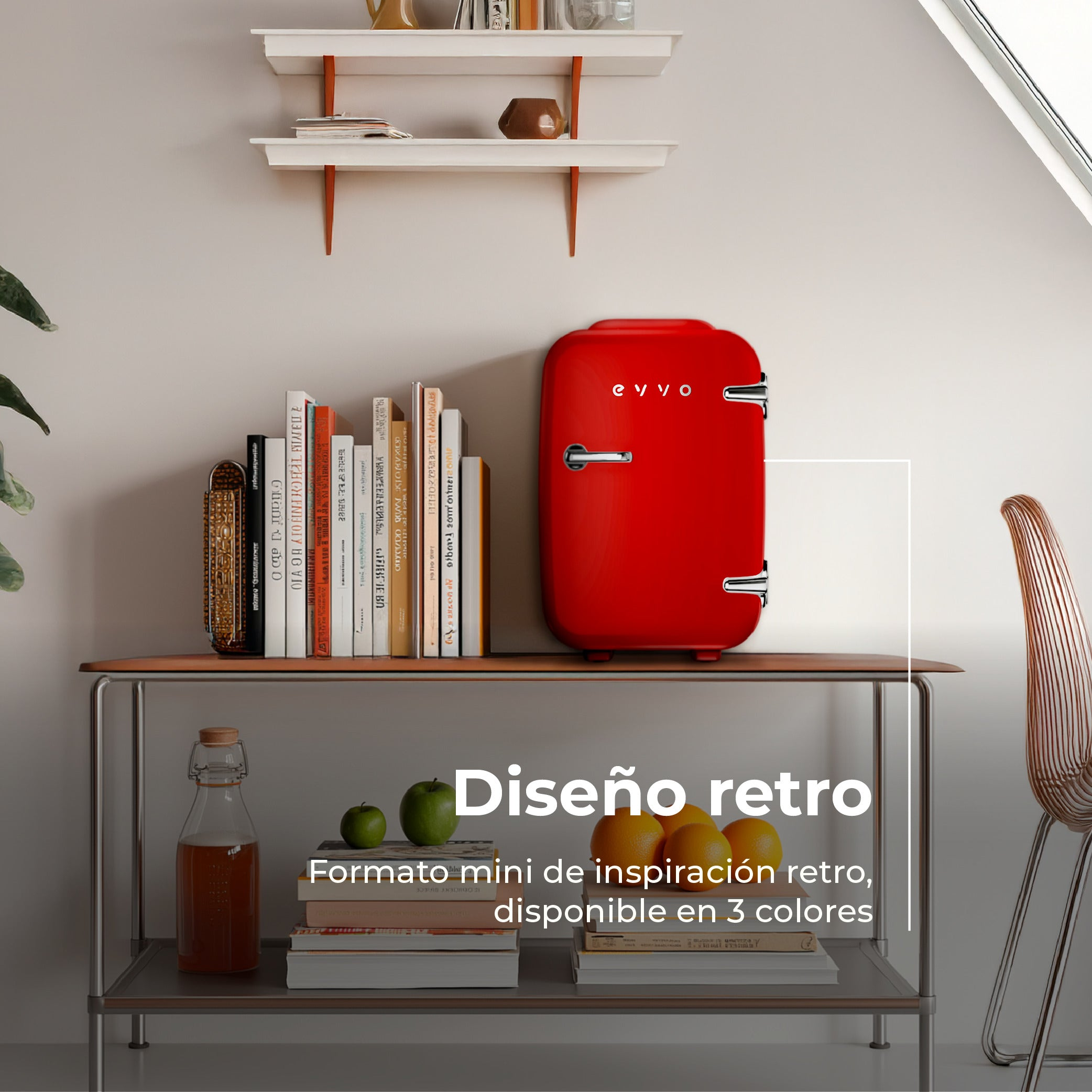 Un mini frigo rosso in stile retro su un ripiano con libri e frutta.