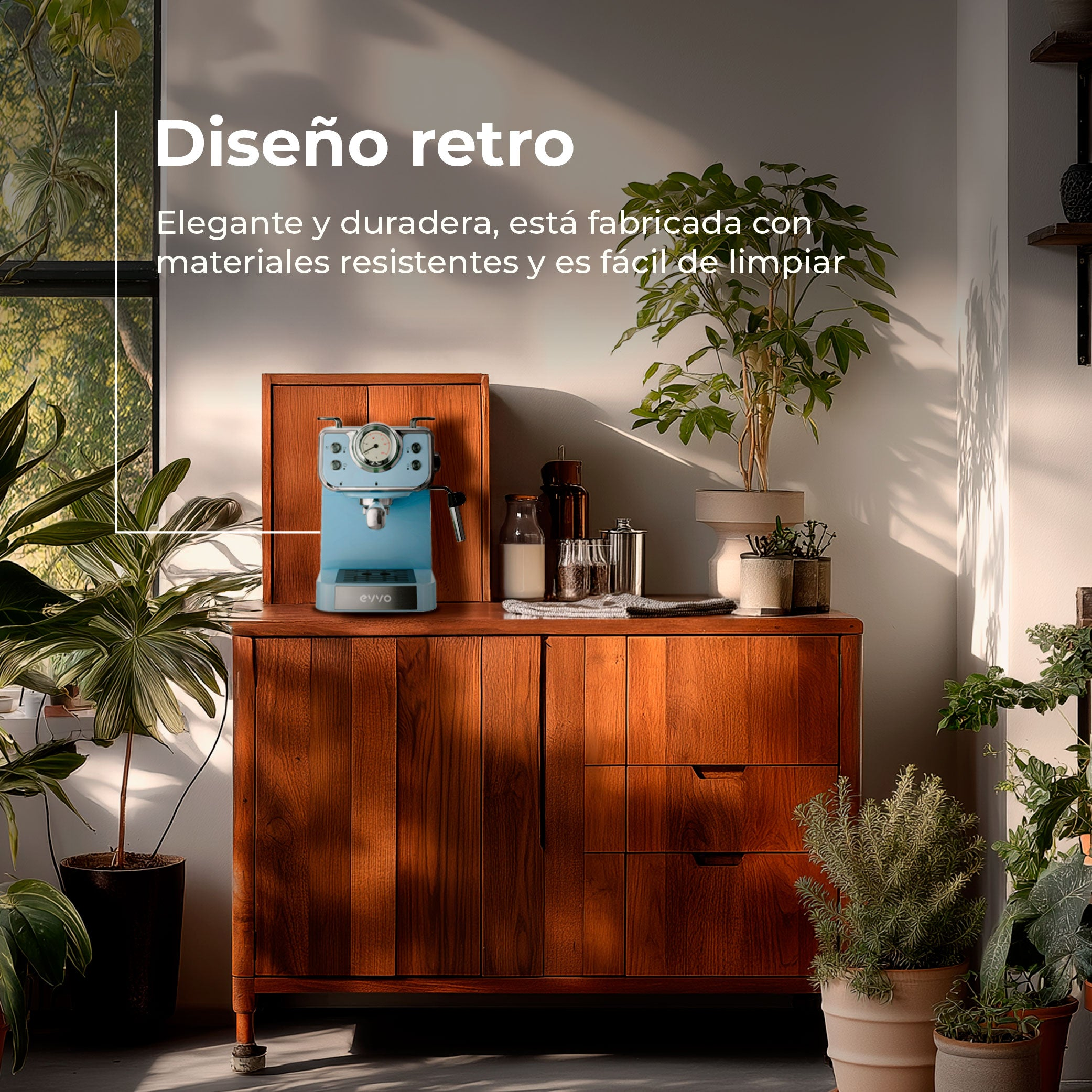 Cafetera retro azul sobre un mueble de madera, rodeada de plantas en macetas en una habitación soleada.
