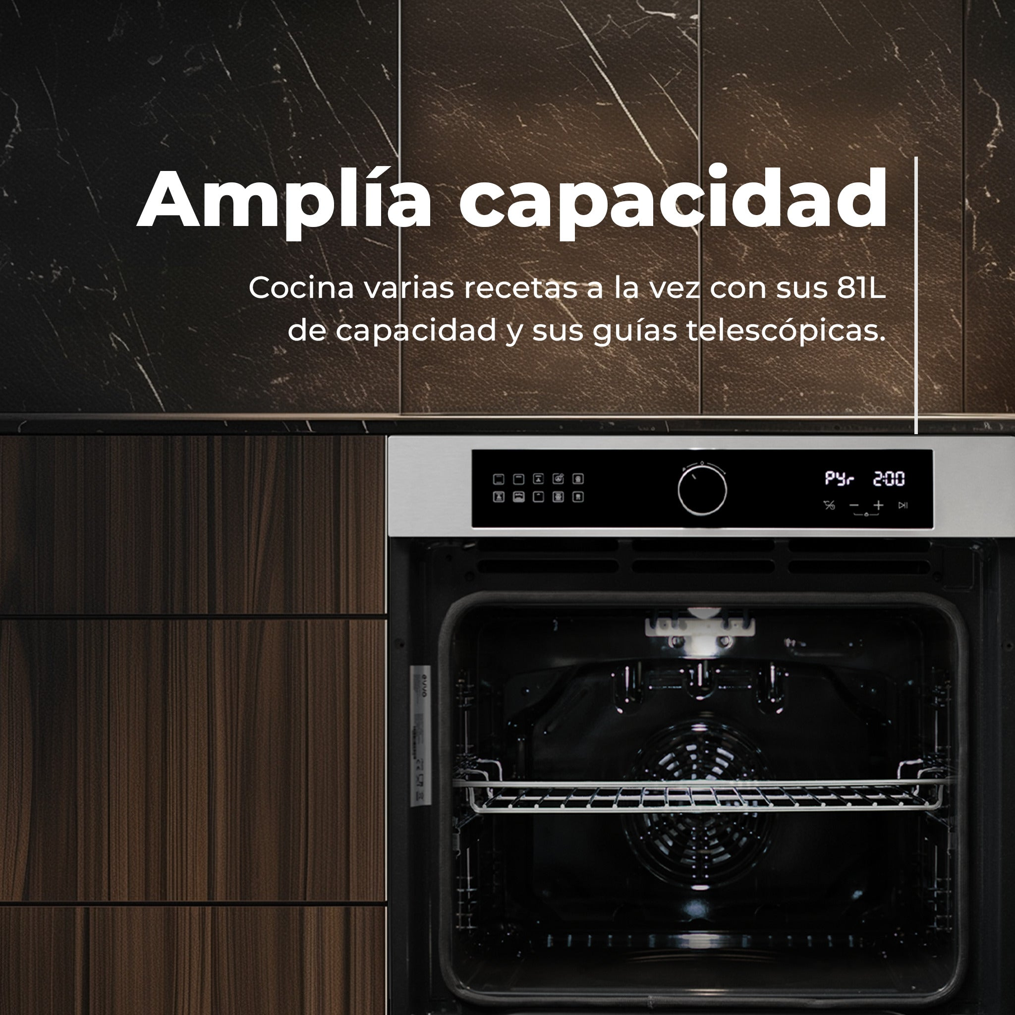 Horno moderno con muebles de madera y pared de mármol de fondo.