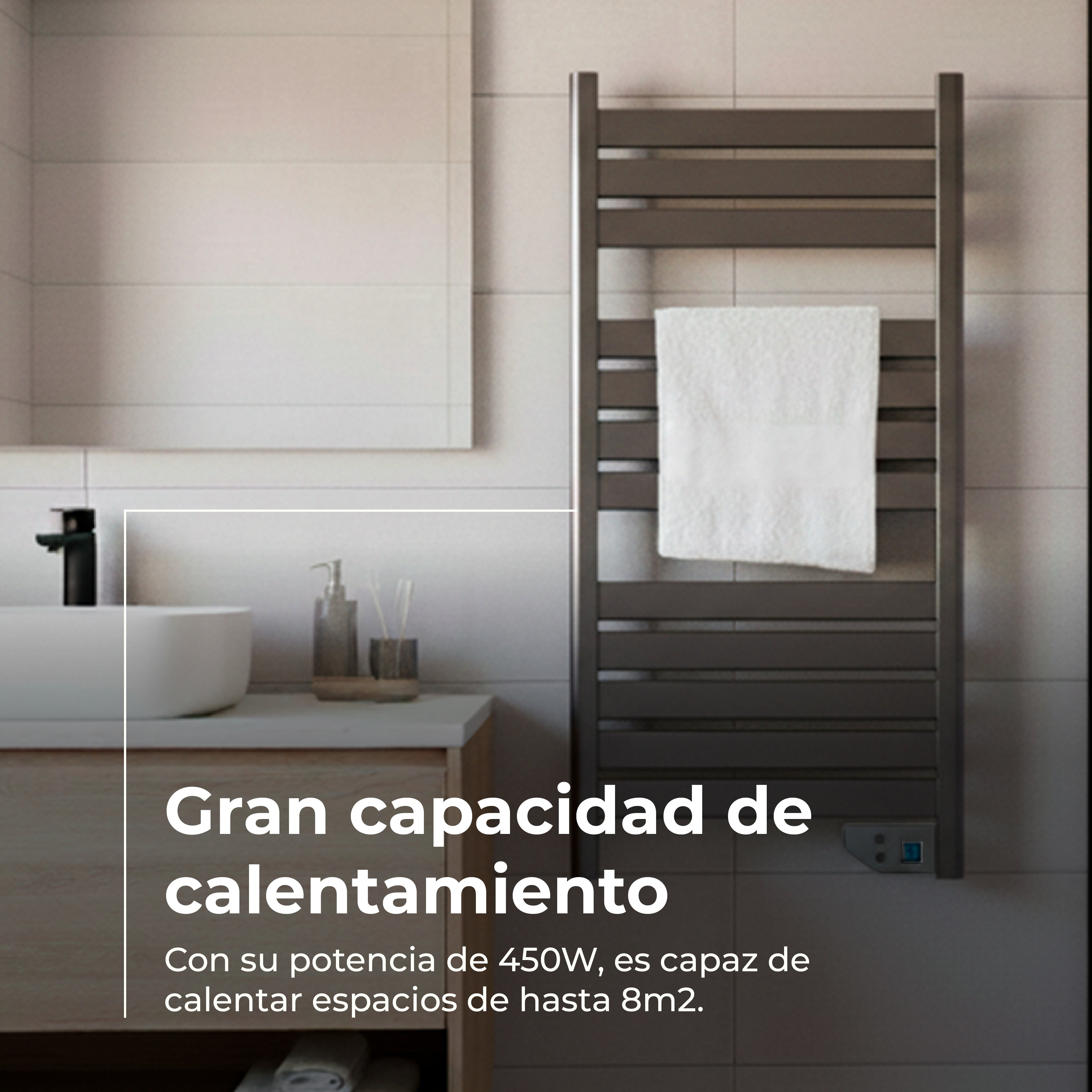 Un toallero eléctrico gris con una toalla blanca cuelga en un baño al lado de un lavabo.