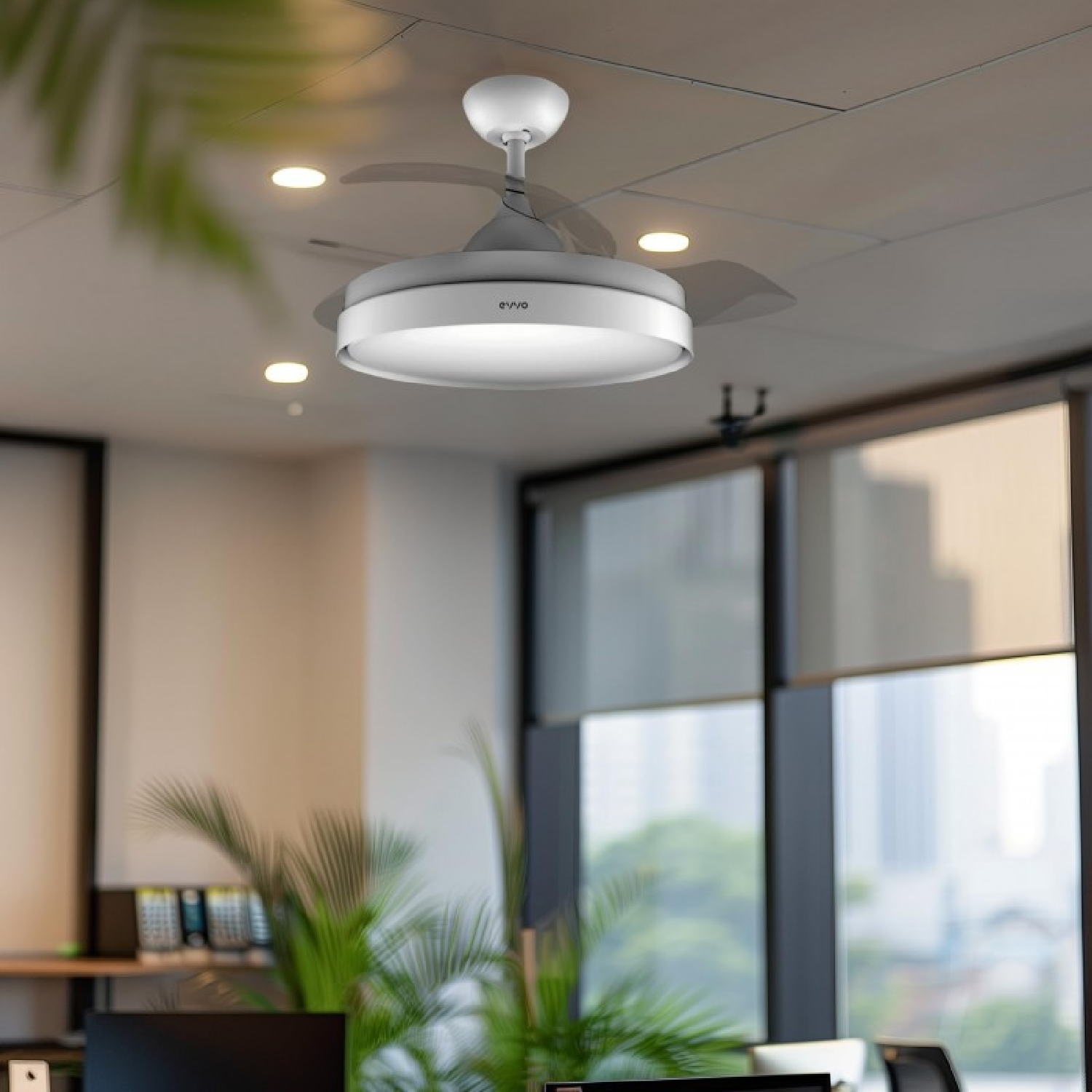 Lámpara de ventilador de techo moderna en una oficina luminosa con grandes ventanas.