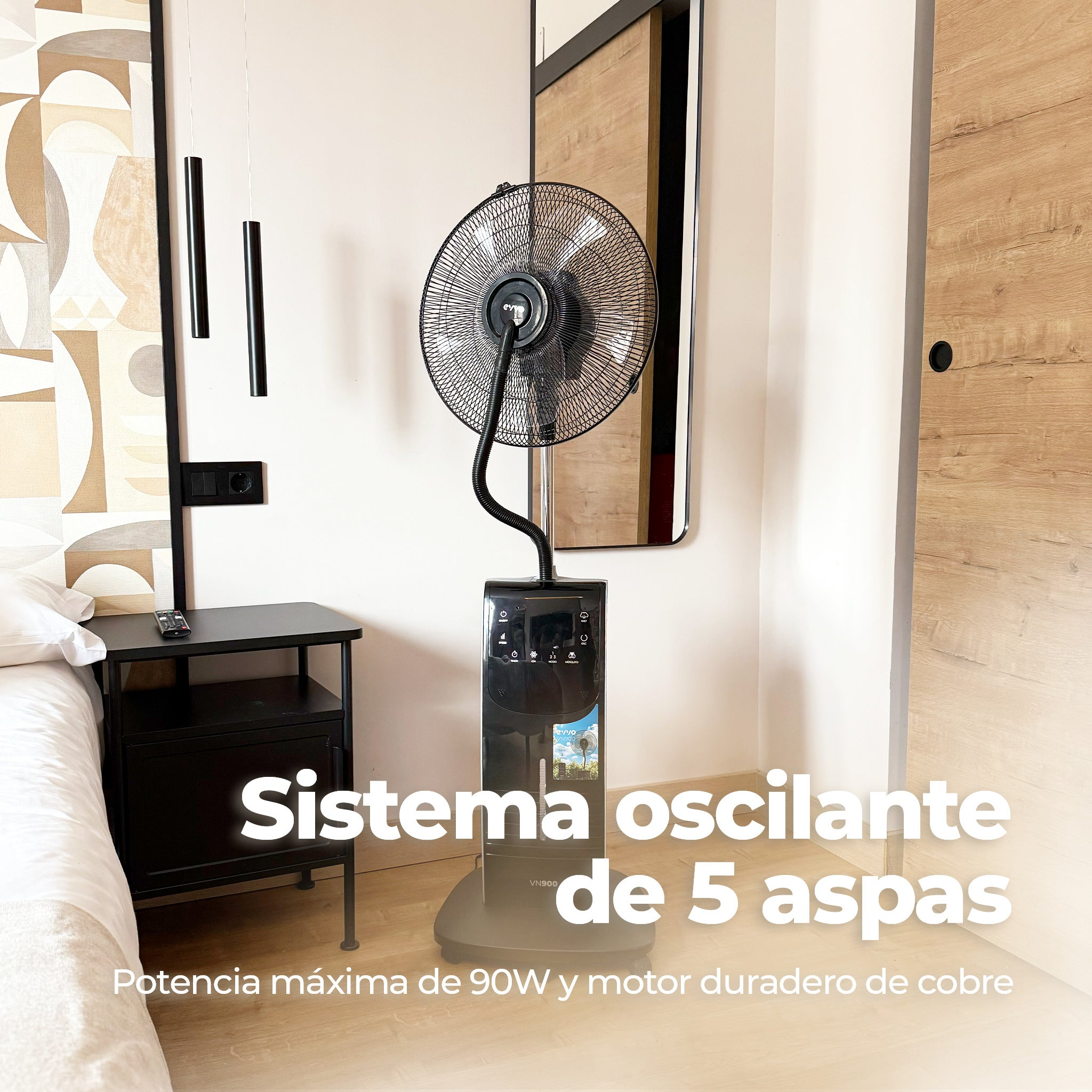 Un ventilador de pie negro en un dormitorio luminoso con mesita de noche y puerta de madera.