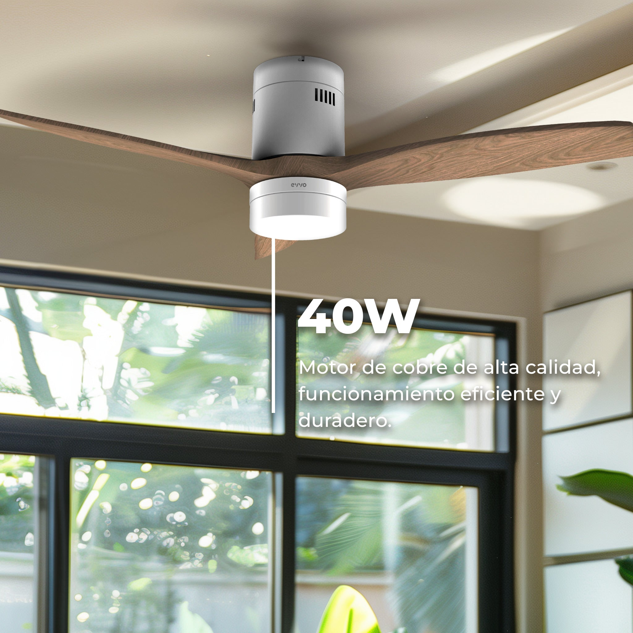 Ventilador de techo moderno con aspas de madera, motor blanco y luz integrada frente a una gran ventana.