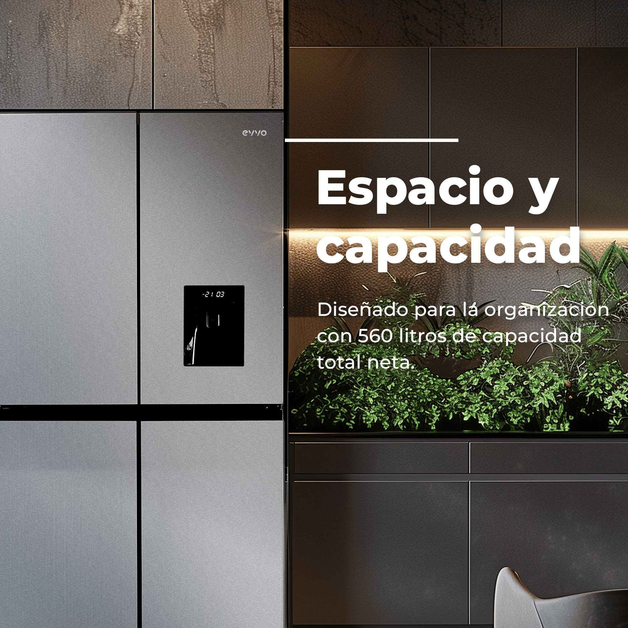 Nevera moderna de puertas francesas plateada en una cocina de lujo con texto superpuesto.