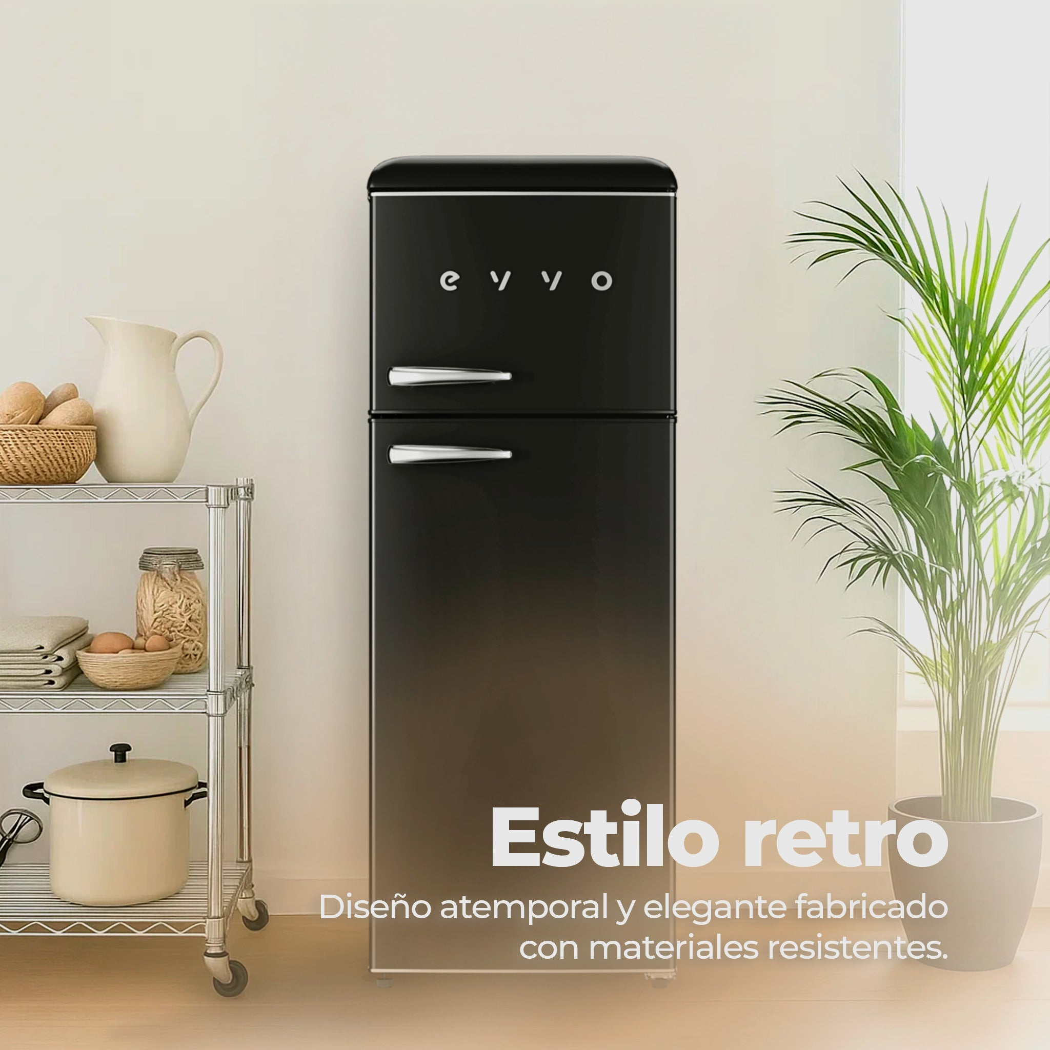 Una nevera retro negra en una cocina luminosa, acompañada por una estantería metálica y una planta en maceta.