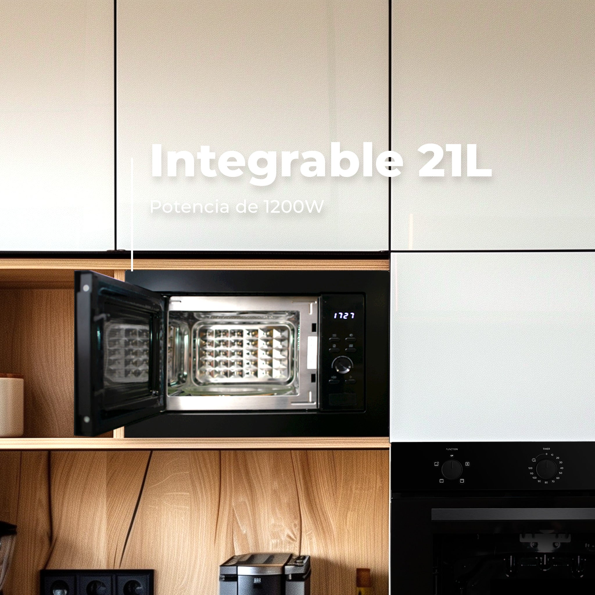 Microondas negro integrable con la puerta abierta en una cocina de madera moderna.