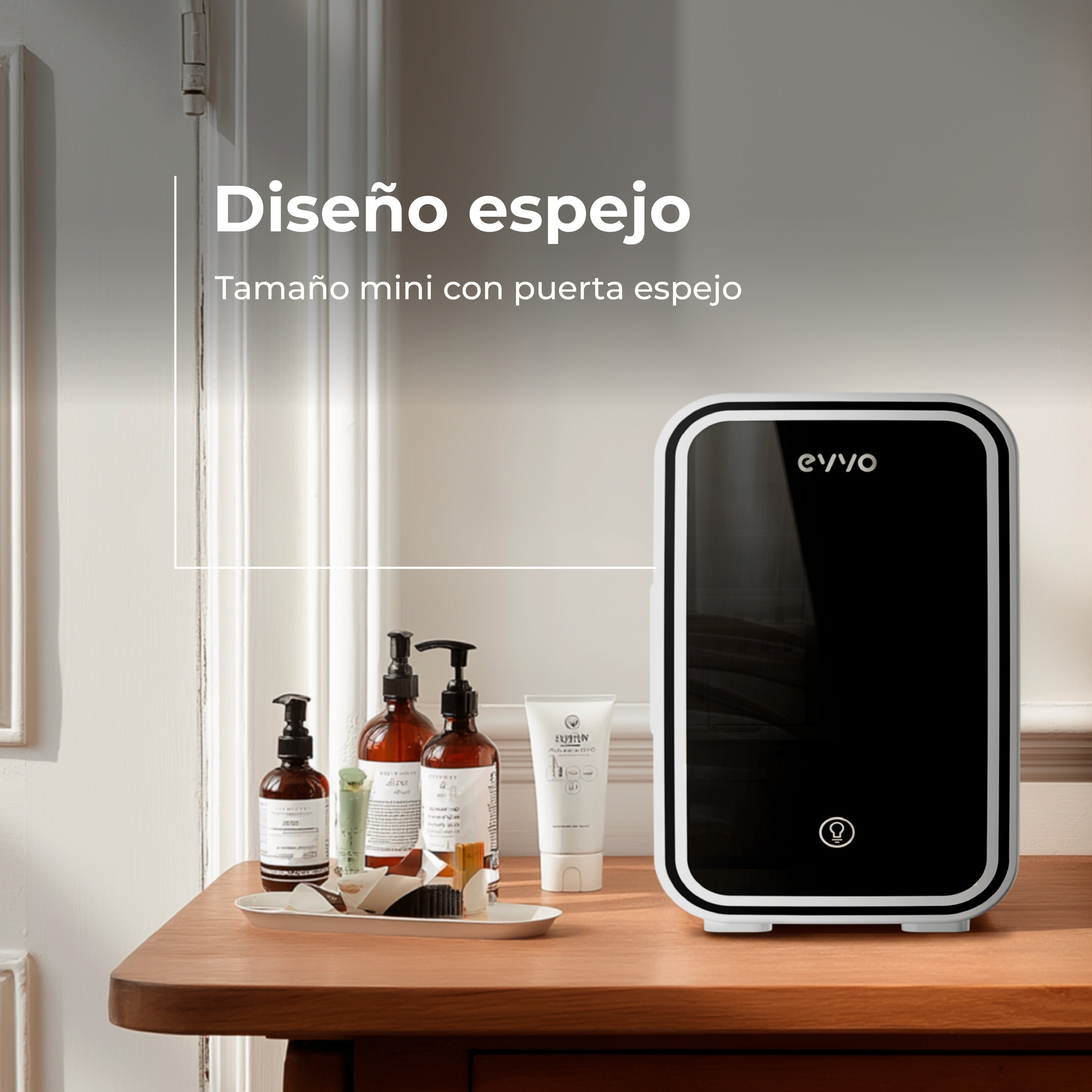 Un mini frigo nero con porta a specchio su una scrivania di legno con flaconi di cosmetici.
