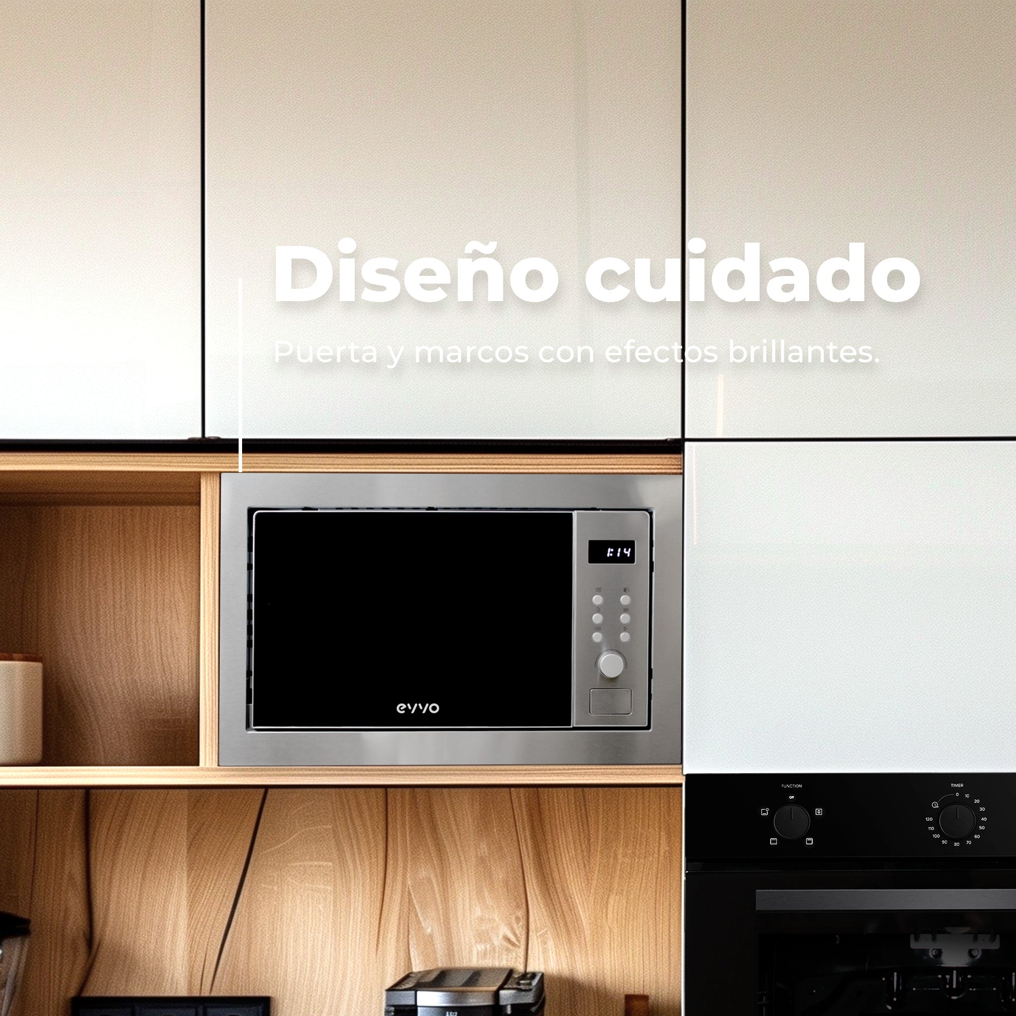 Microonde incassato in una moderna cucina in legno con mobili bianchi lucidi sopra.