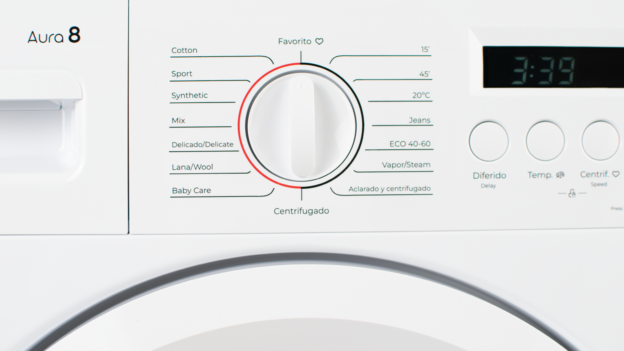 Primer plano del panel de control de una lavadora blanca con selector central, etiquetas de programas y pantalla.