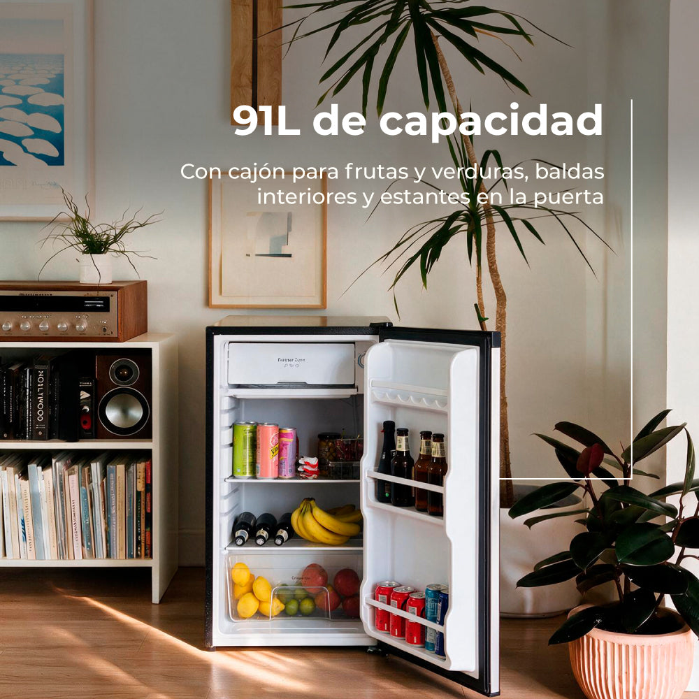 Pequeño frigorífico abierto con bebidas, frutas y verduras, en una habitación acogedora con plantas y estanterías.