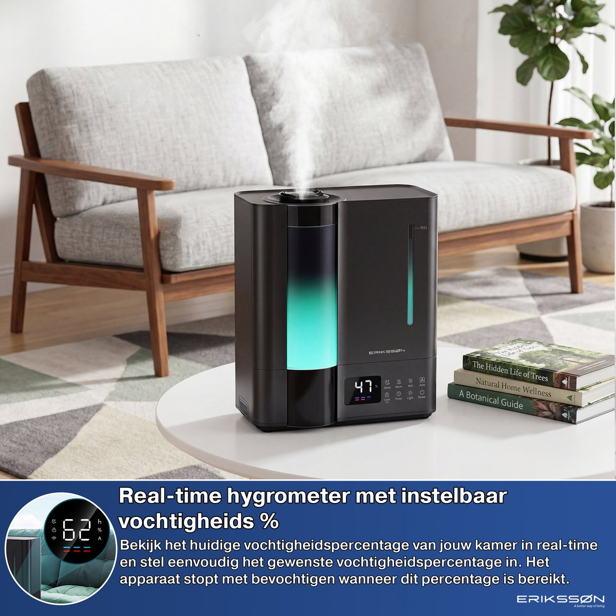 Ein schwarzer Luftbefeuchter mit Nebel steht in einem hellen Wohnzimmer mit grauem Sofa auf einem Tisch.