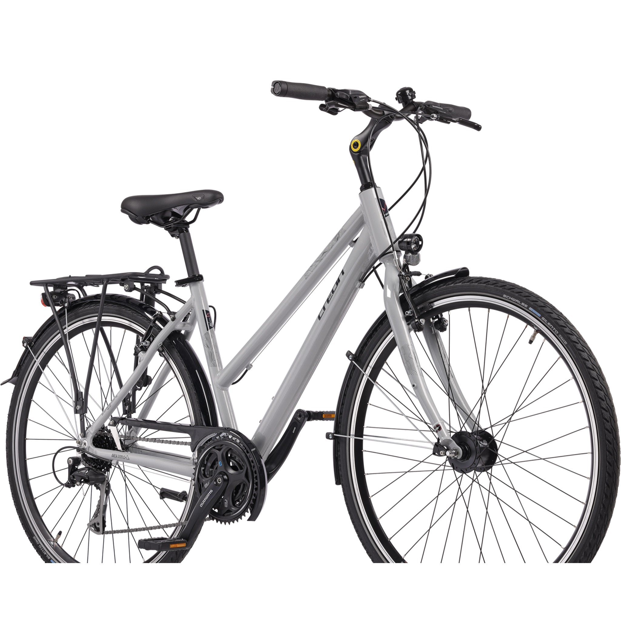 Ein graues Citybike mit Gepäckträger, Schutzblechen, Kettenschutz und Scheinwerfer vor weißem Hintergrund.