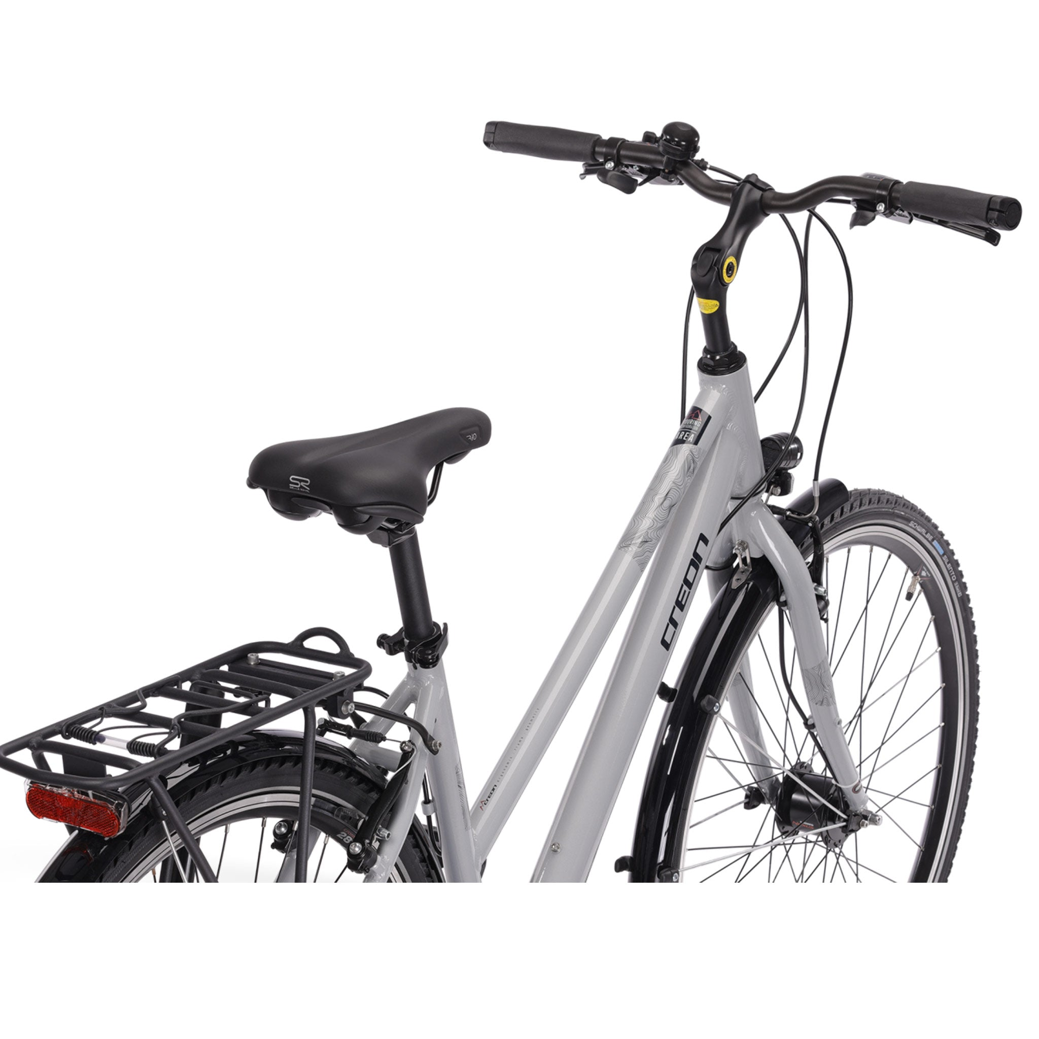 Ein graues Citybike mit schwarzem Gepäckträger und Sattel vor weißem Hintergrund.