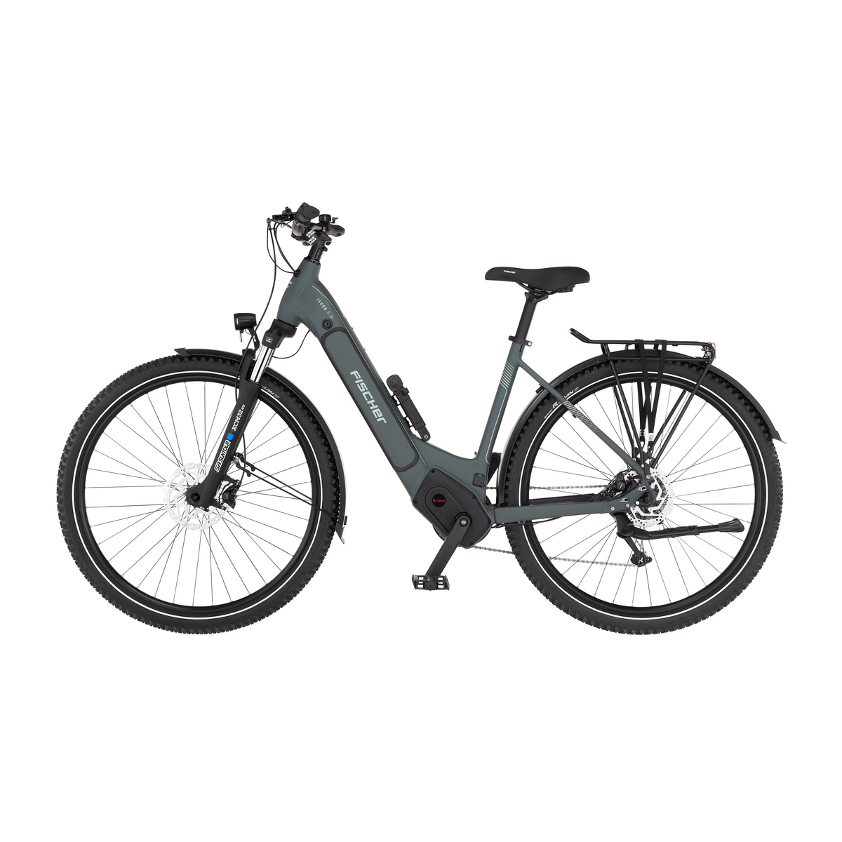 Dunkelgraues Fischer E-Trekkingbike auf weim Hintergrund mit Gepäckträger, Schutzblechen und integriertem Akku.