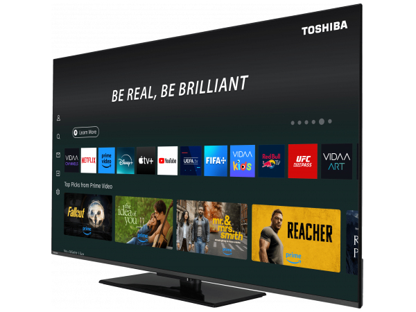 Un televisor inteligente Toshiba muestra la pantalla de inicio con aplicaciones y recomendaciones.