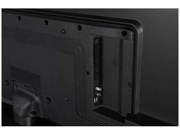 Parte trasera de un televisor negro con varios puertos de conexión en un panel vertical.