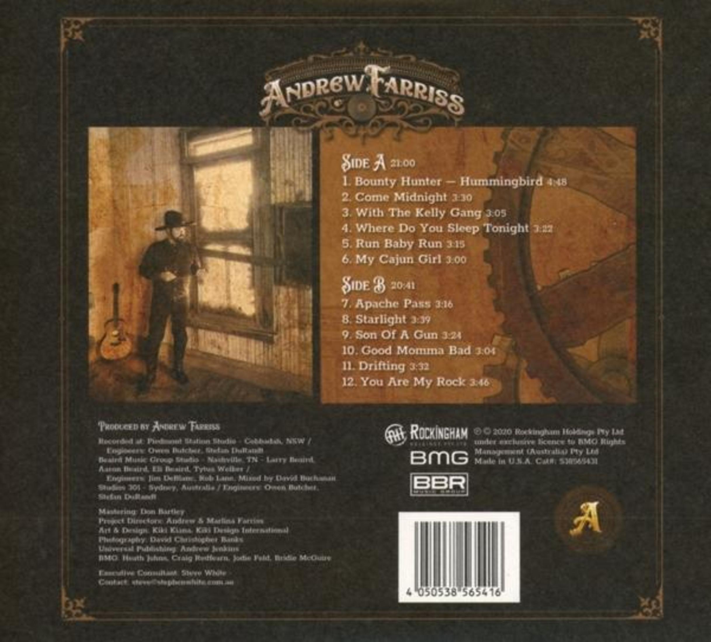 Rückseite des Albums mit Titelliste, Künstlerfoto, Produktionsdetails und Barcode auf rustikalem Hintergrund.