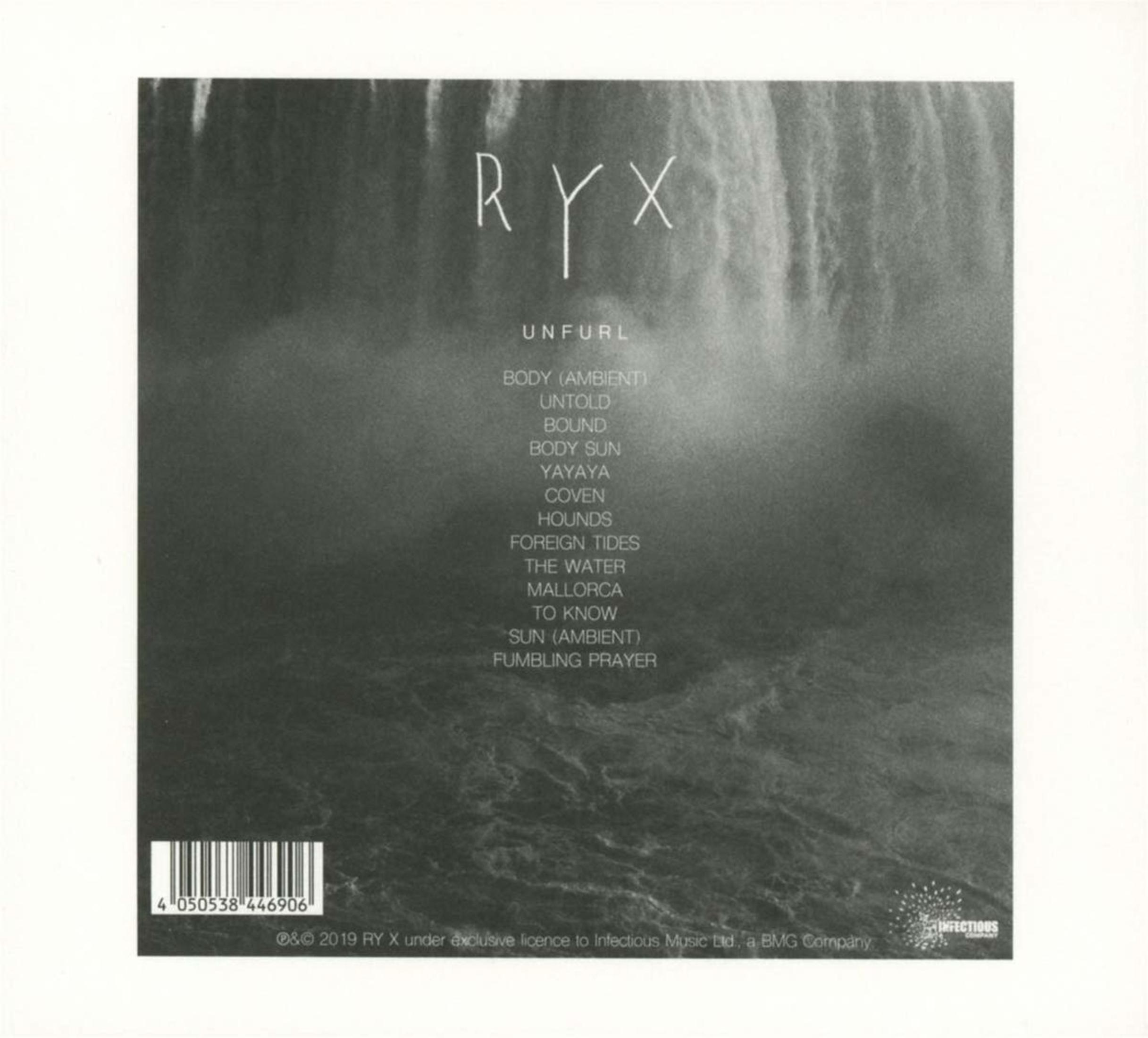 Schwarweißes Albumcover mit dem Titel Unfurl von Ry X über einem Wasserfall.