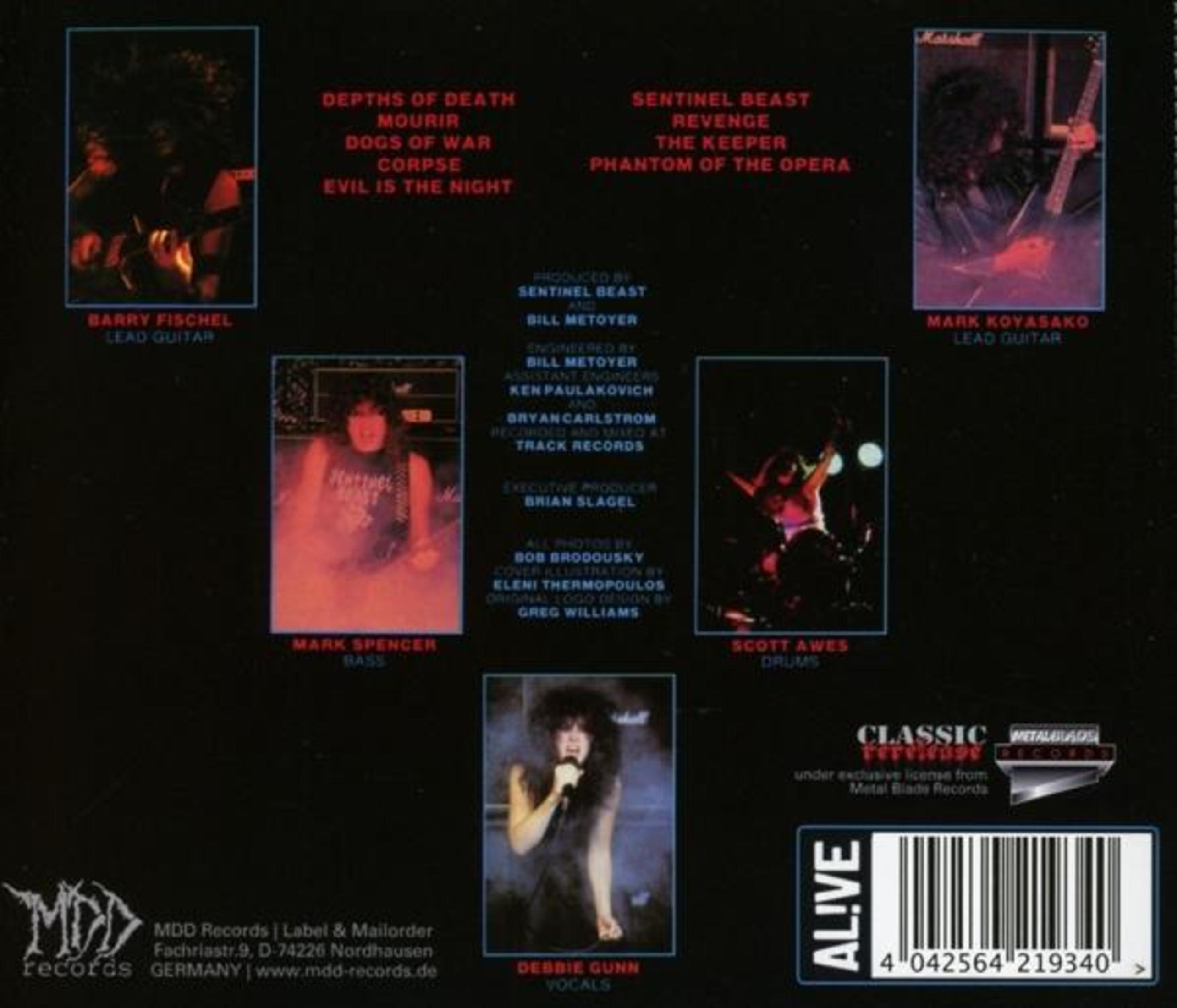 Rückseite einer Musik-CD mit Bandfotos, Trackliste und Produktionsinfos auf schwarzem Hintergrund.