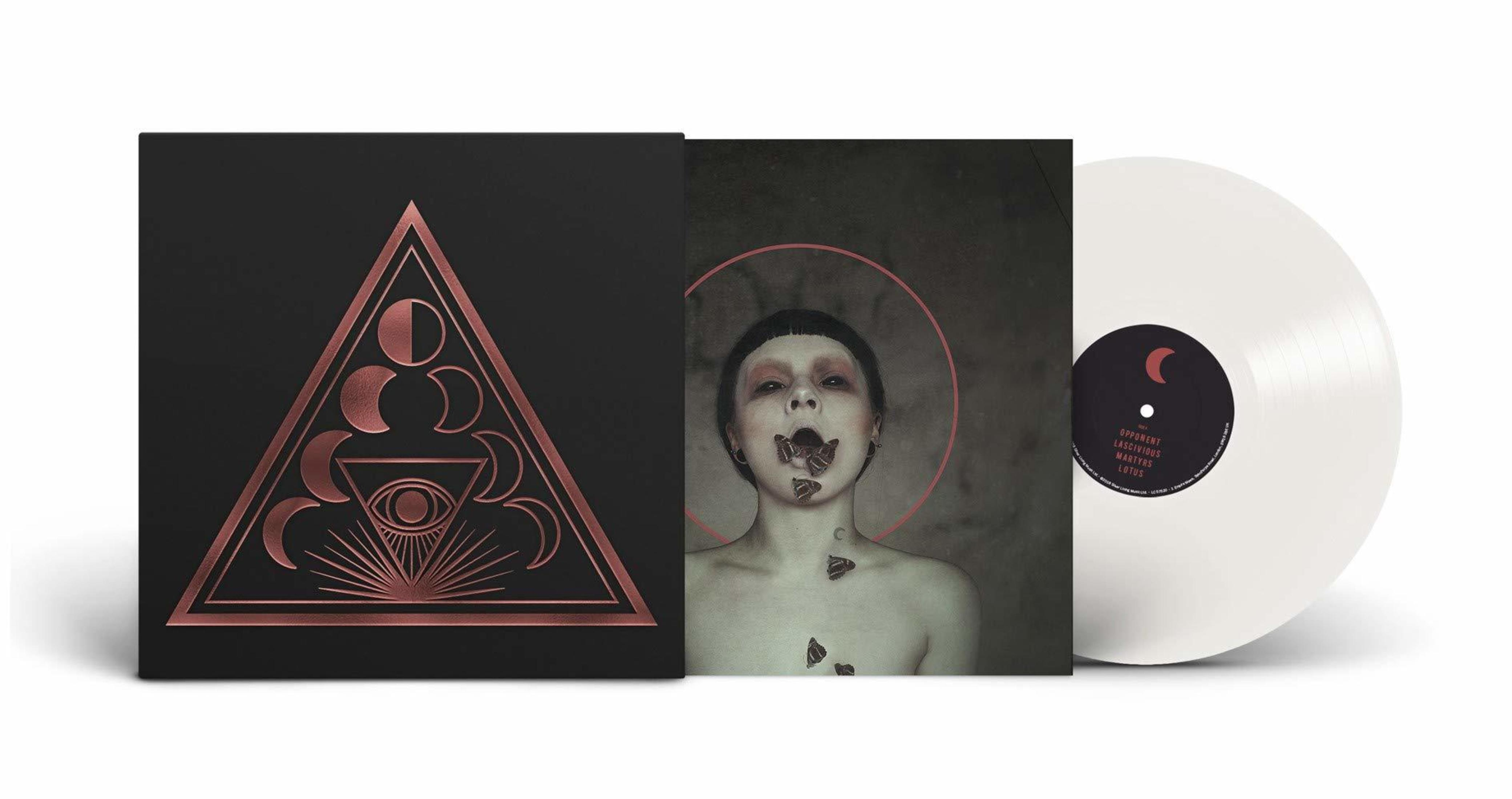 Schallplattenalbum mit dreieckigem Mondsymbol auf dem Cover und einer Person mit Schmetterlingen im Mund.