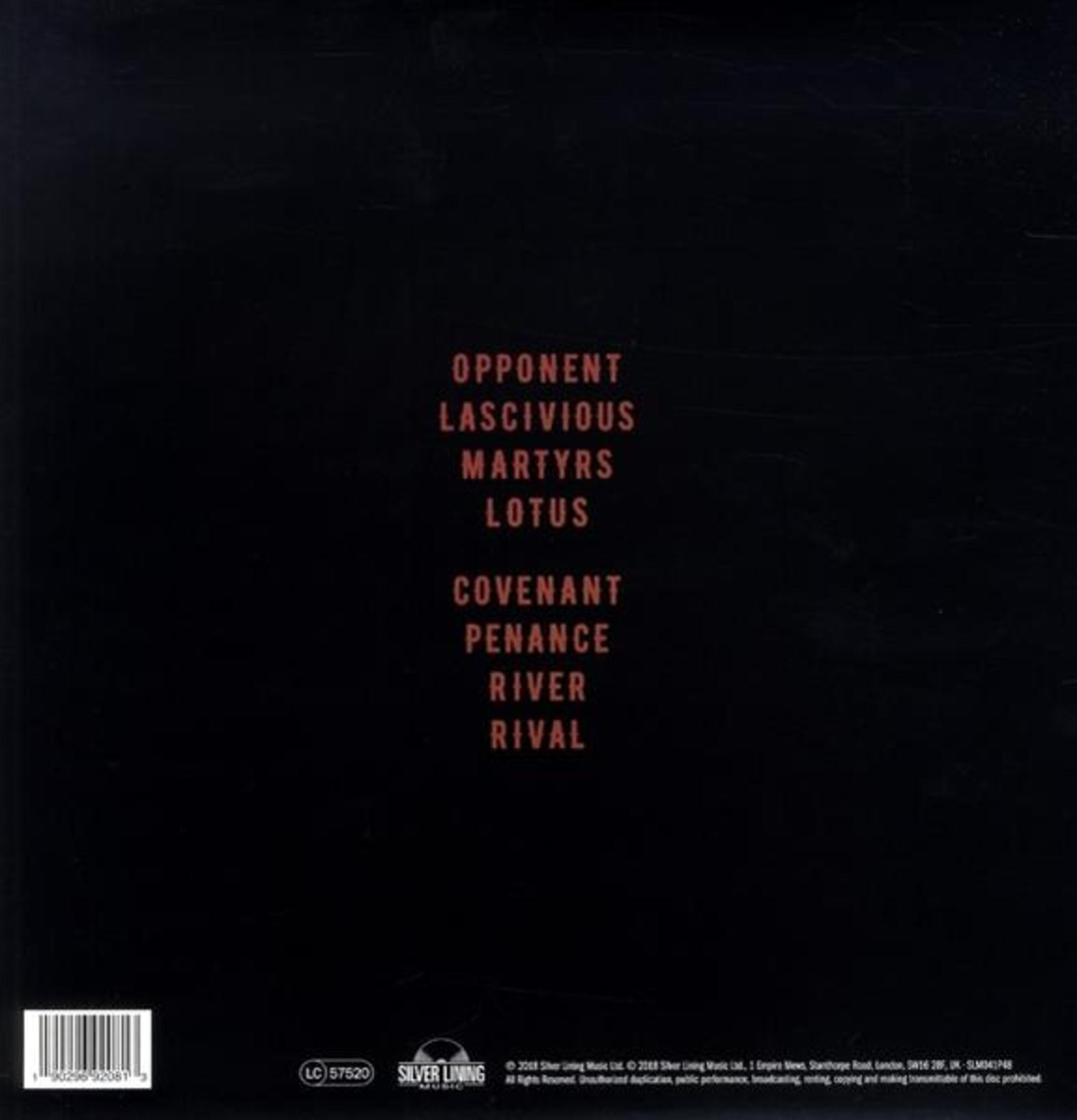 Schwarzes Albumcover mit roten Songtiteln in der Mitte, einem Barcode und Copyright-Texten unten.