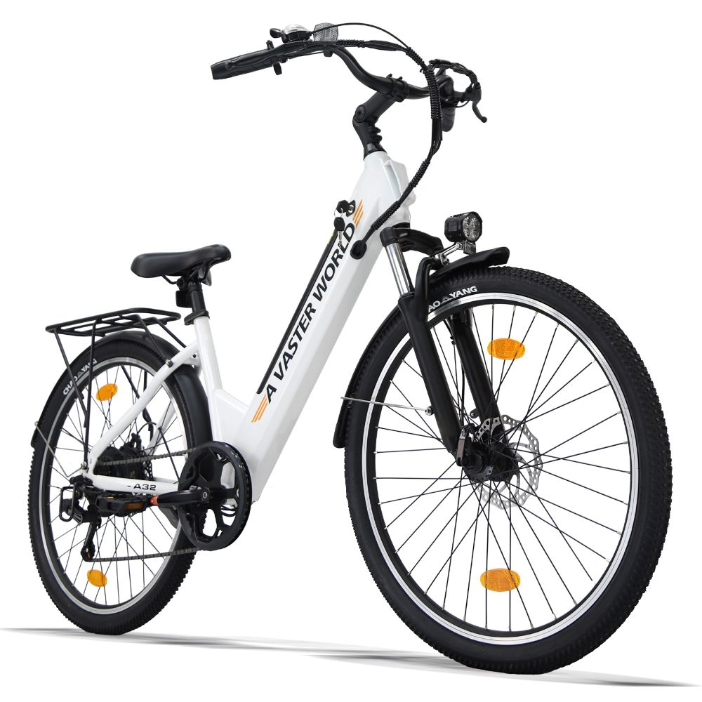 Una bicicleta eléctrica blanca con manillar negro, parrilla trasera y neumáticos de tacos sobre fondo blanco.