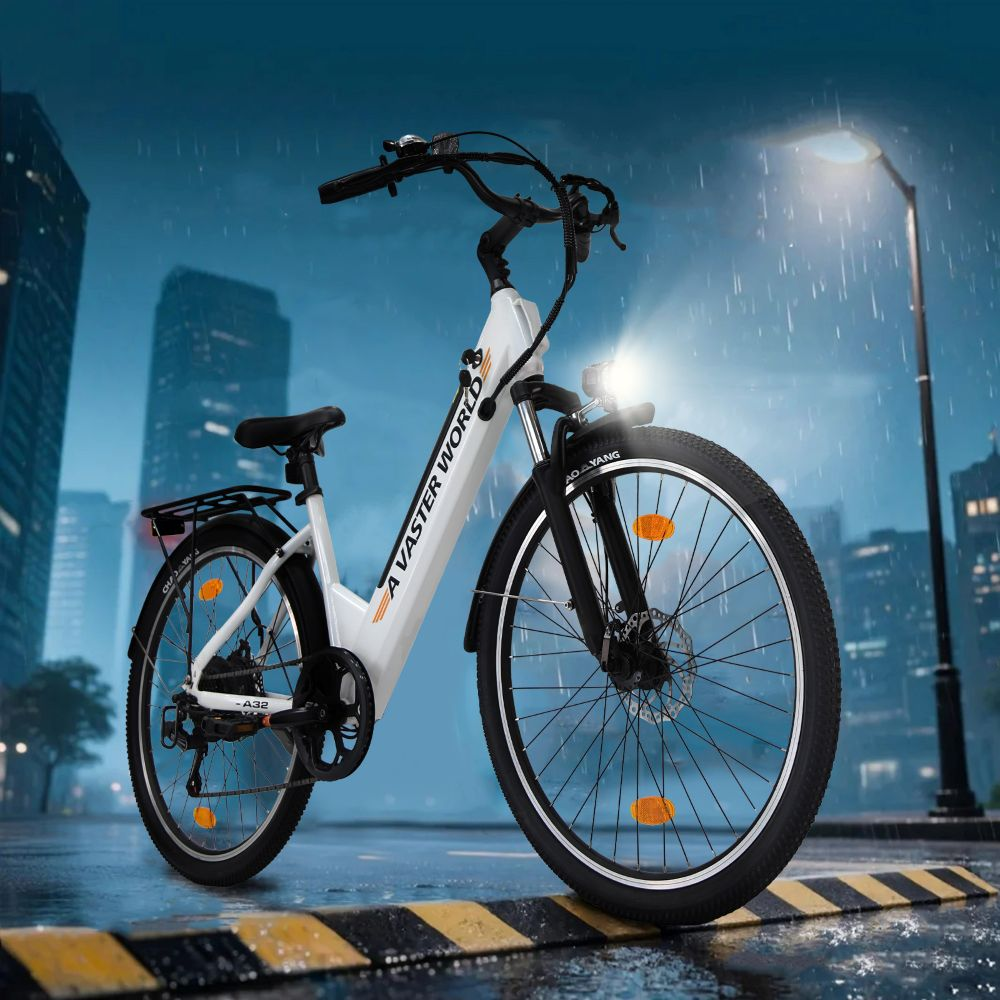 Una bicicleta eléctrica blanca se encuentra en una calle mojada por la noche frente a un paisaje urbano.