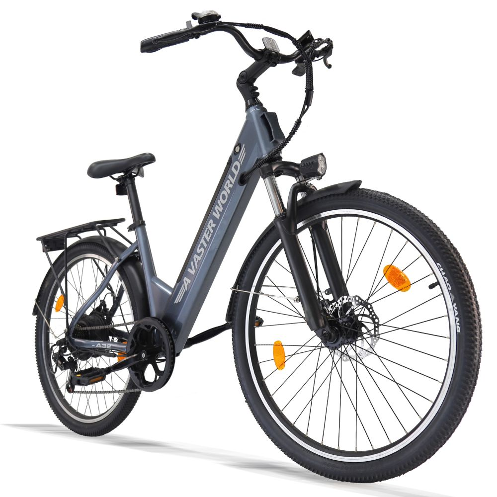 Bicicleta eléctrica gris con portaequipajes y luz delantera sobre fondo blanco.