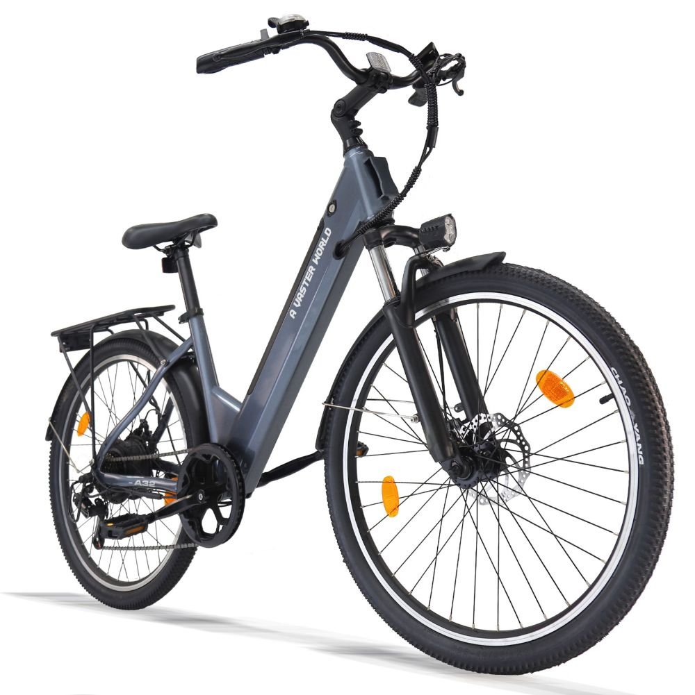 Una bicicleta eléctrica gris de cuadro bajo con portaequipajes y neumáticos de tacos sobre fondo blanco.