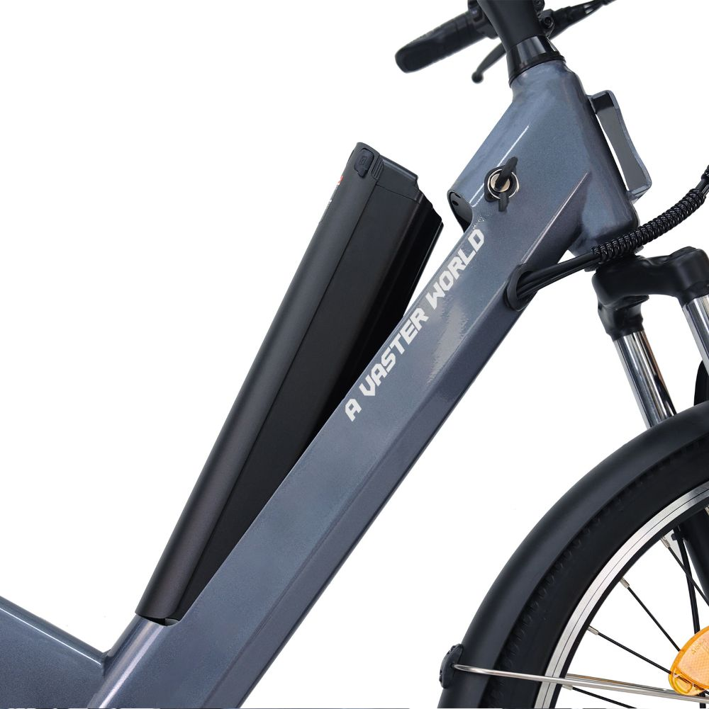 Primer plano de un cuadro de bicicleta eléctrica gris con batería negra montada y el texto A VASTER WORLD.