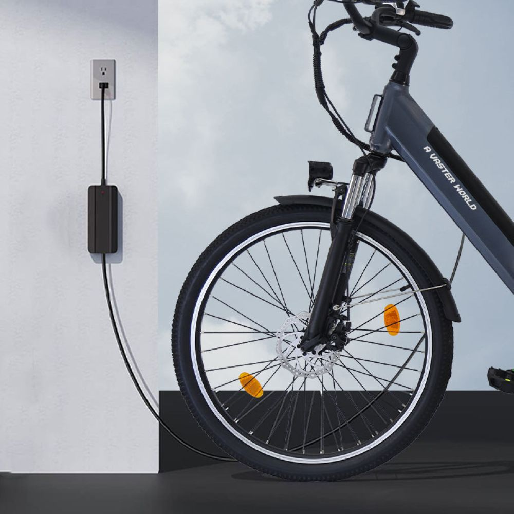 Una bicicleta eléctrica está enchufada a la pared, cargando su batería.