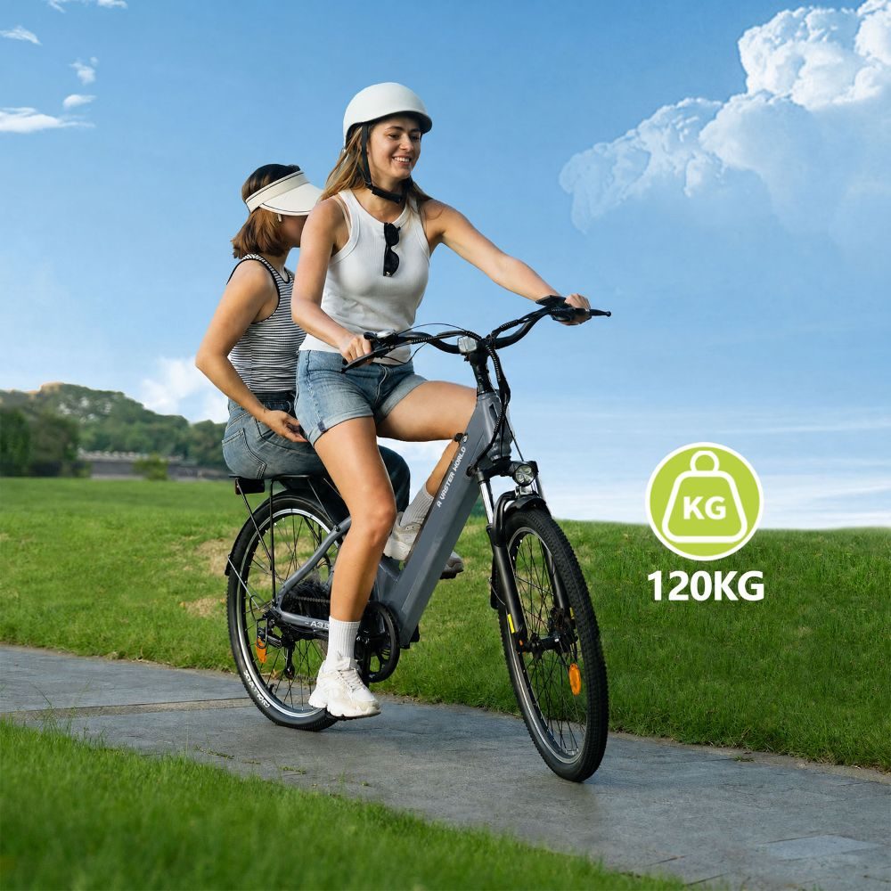 Dos mujeres montan juntas en una bicicleta eléctrica por un sendero pavimentado al aire libre.
