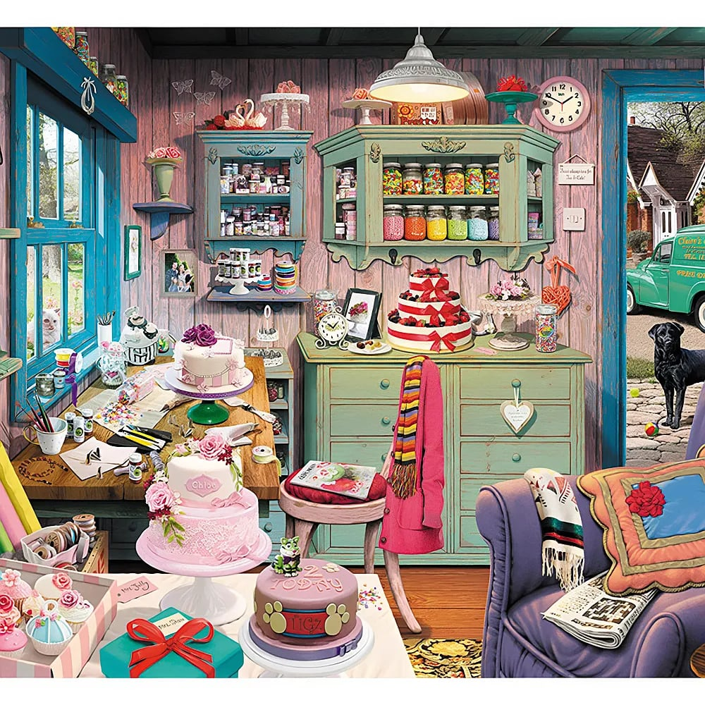 Gemütliche Bäckerei mit rosa Wänden, bunten Kuchen, Holztischen, Pastellregalen und einem schwarzen Hund draußen.