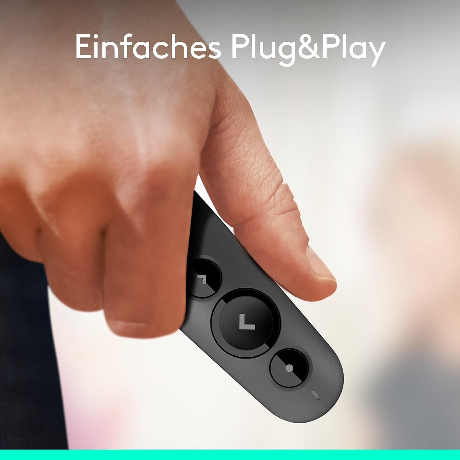 Hand hält eine kleine, schwarze Fernbedienung mit runden Tasten, darüber der Text Einfaches Plug&Play.