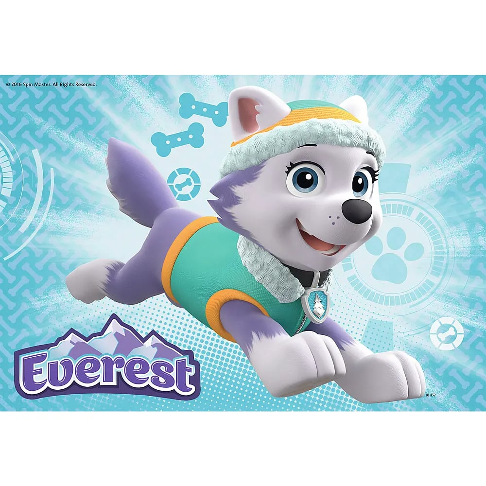 Everest aus Paw Patrol im grünen und orangen Winteroutfit springt fröhlich vor einem hellblauen Hintergrund.