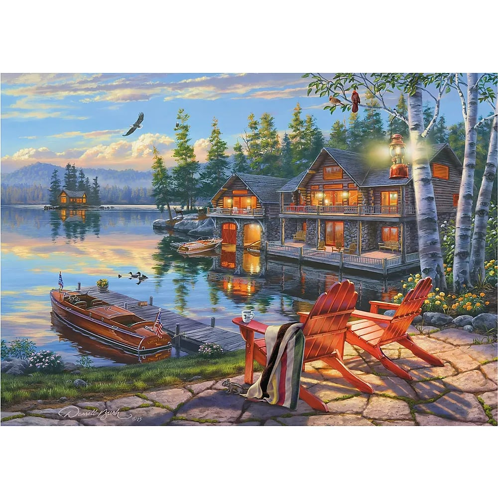 Eine Holzhütte am See in der Dämmerung mit roten Stühlen, einem Boot am Steg und warmem Licht.