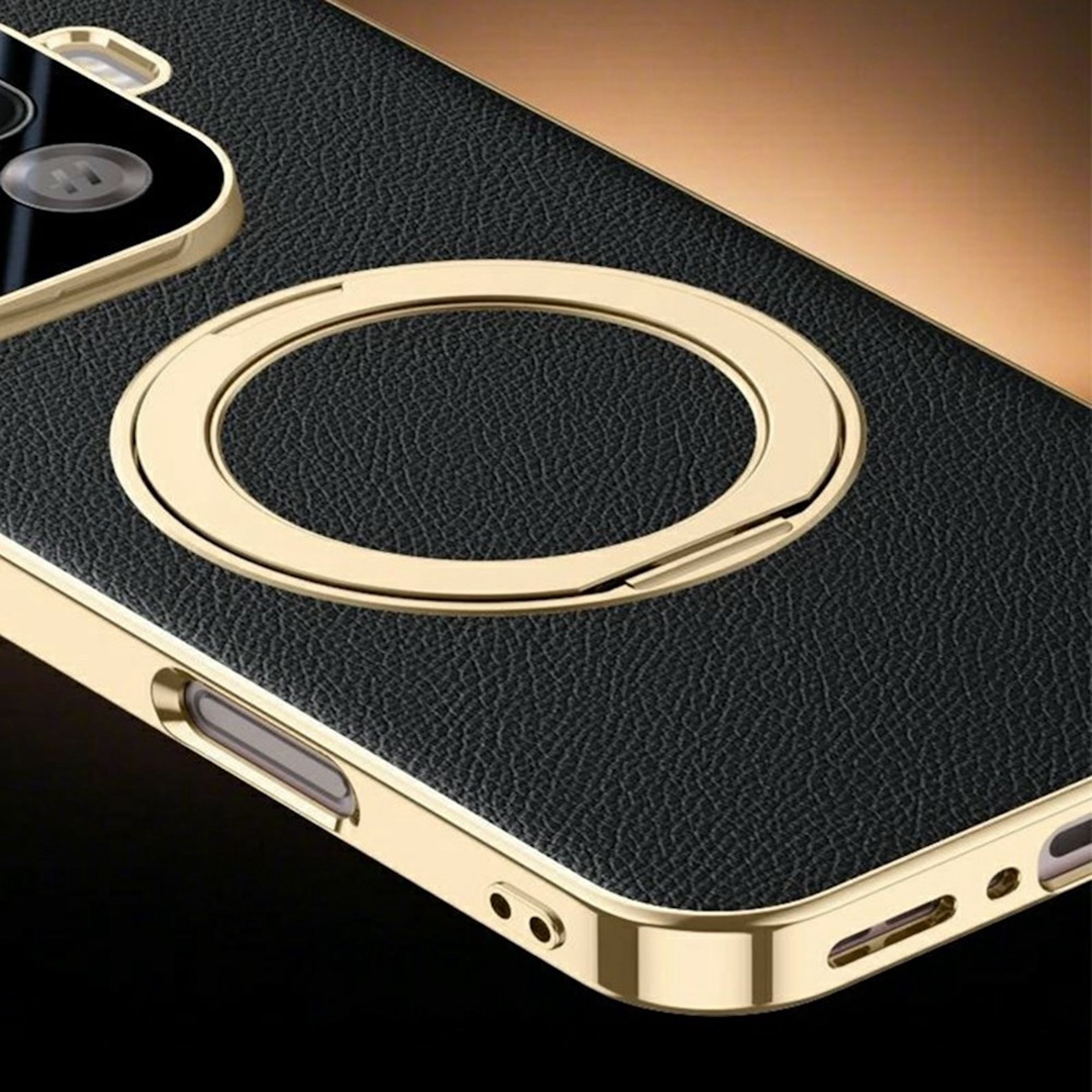 Eine schwarze Leder-Smartphone-Hülle mit Goldrand und einem runden, goldenen Ringständer auf der Rückseite.