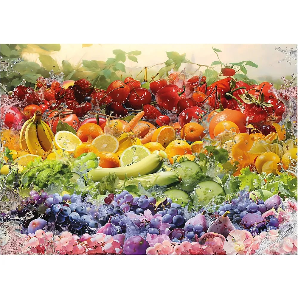 Frisches Obst und Gemüse wie Beeren, Zitrusfrüchte, Bananen und Gurken unter spritzendem Wasser.
