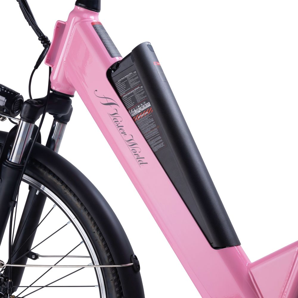 Primer plano de una bicicleta eléctrica rosa con batería negra en el cuadro y rueda delantera.