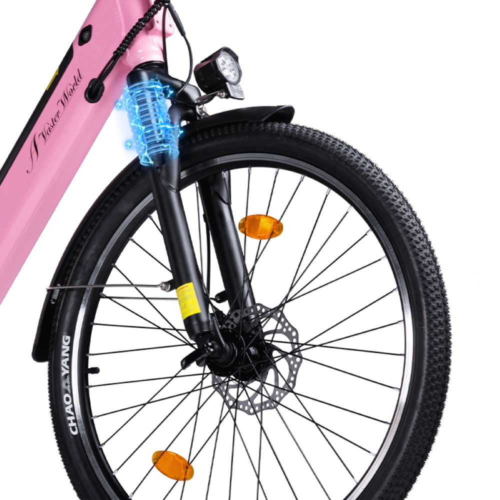 Primer plano de la rueda delantera de una bicicleta rosa con frenos de disco, horquilla de suspensión negra y foco.