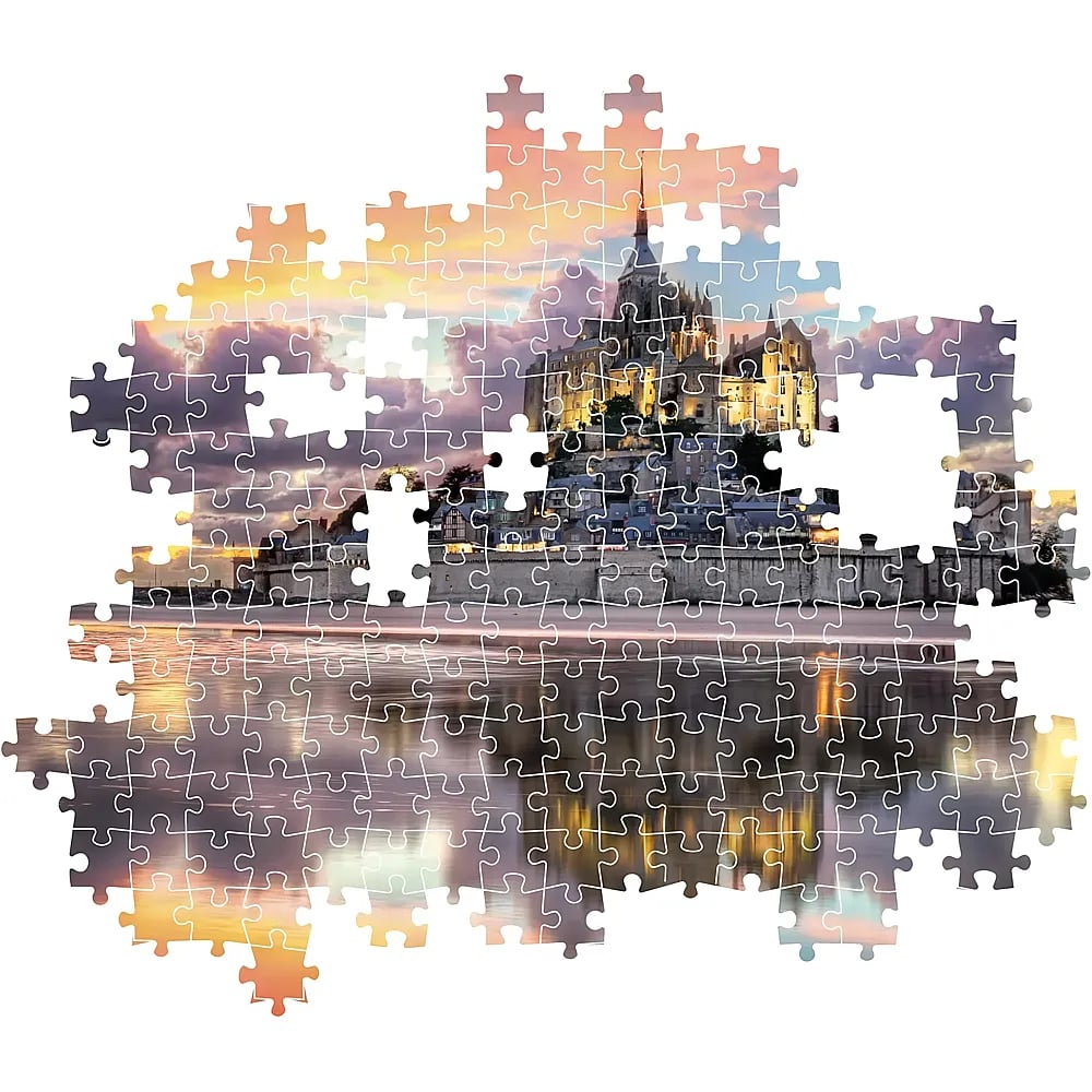 Unvollständiges Puzzle von Mont Saint-Michel bei Sonnenuntergang mit spiegelndem Wasser.