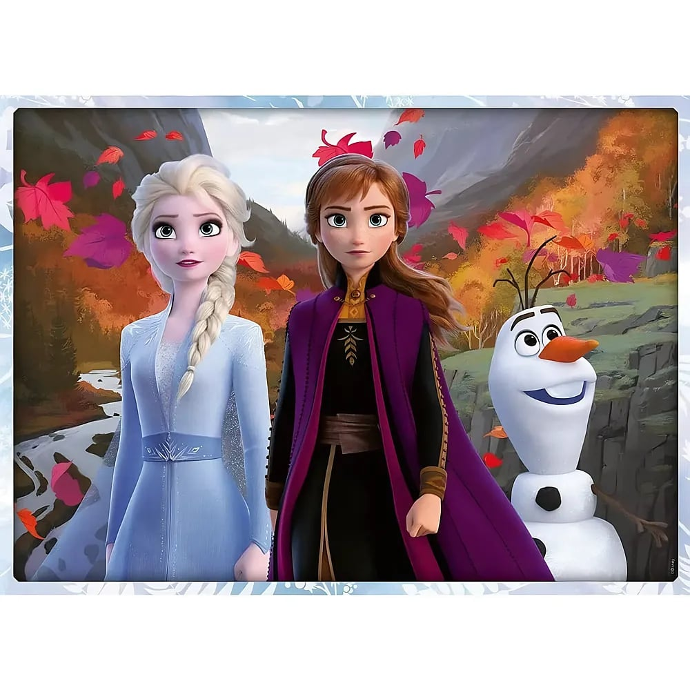 Elsa in hellem Kleid, Anna im violetten Umhang und Schneemann Olaf stehen vor herbstlicher Natur mit fallenden Blättern.