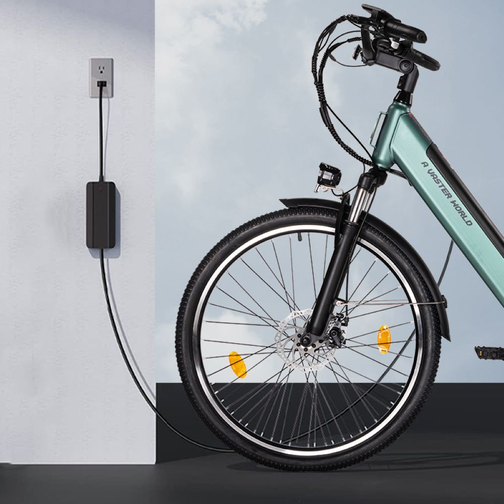 Una bicicleta eléctrica turquesa se está cargando desde un enchufe de pared.