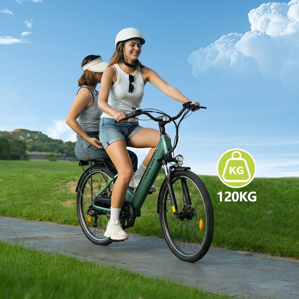 Dos mujeres montan en una bicicleta eléctrica verde por un camino pavimentado.
