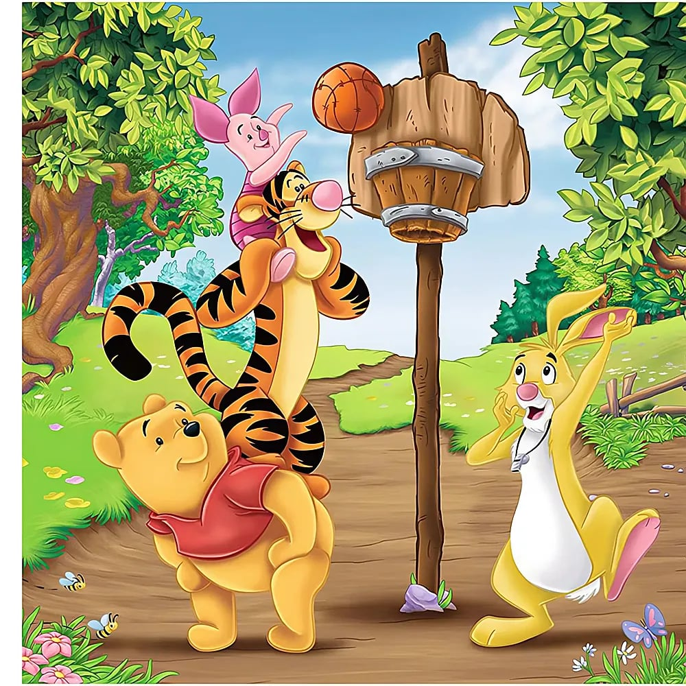 Winnie l'ourson, Tigrou et Porcinet jouent au basket en forêt sous le regard de Coco Lapin.