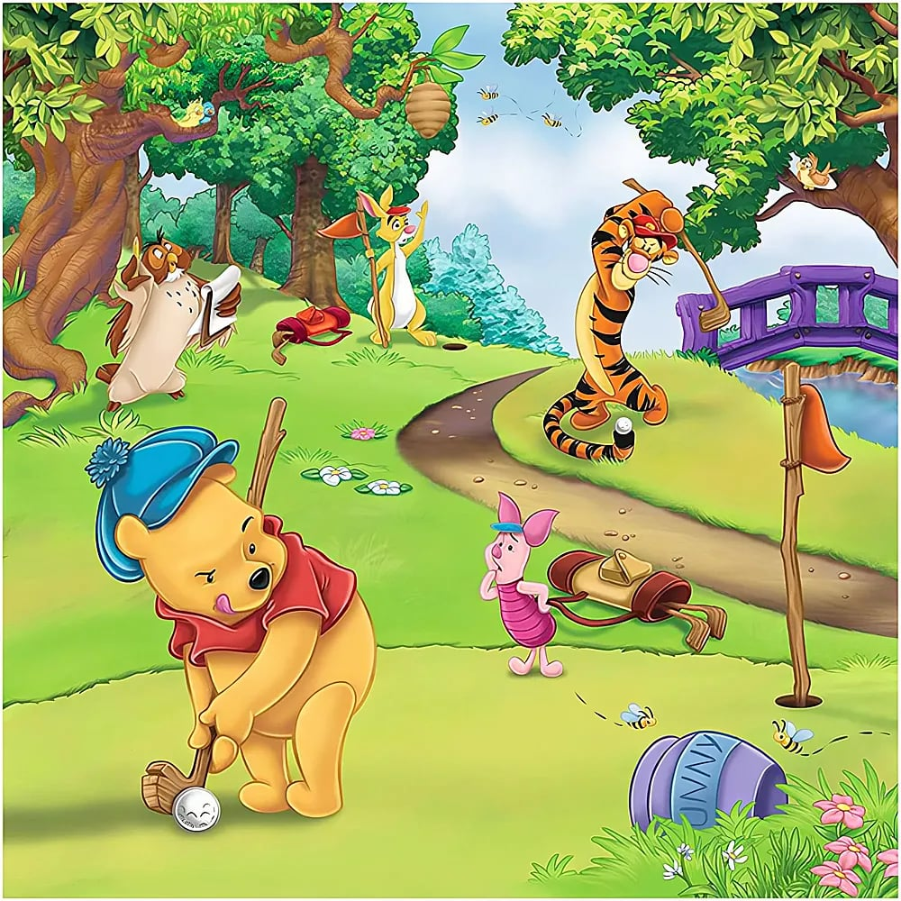Winnie l'ourson et ses amis jouent au golf dans une forêt verte et ensoleillée.
