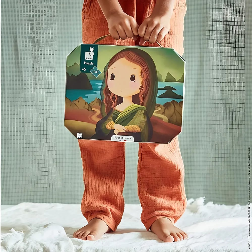 Kind in orangefarbener Kleidung hält einen Puzzlekarton mit einer kinderfreundlichen Mona-Lisa-Illustration.