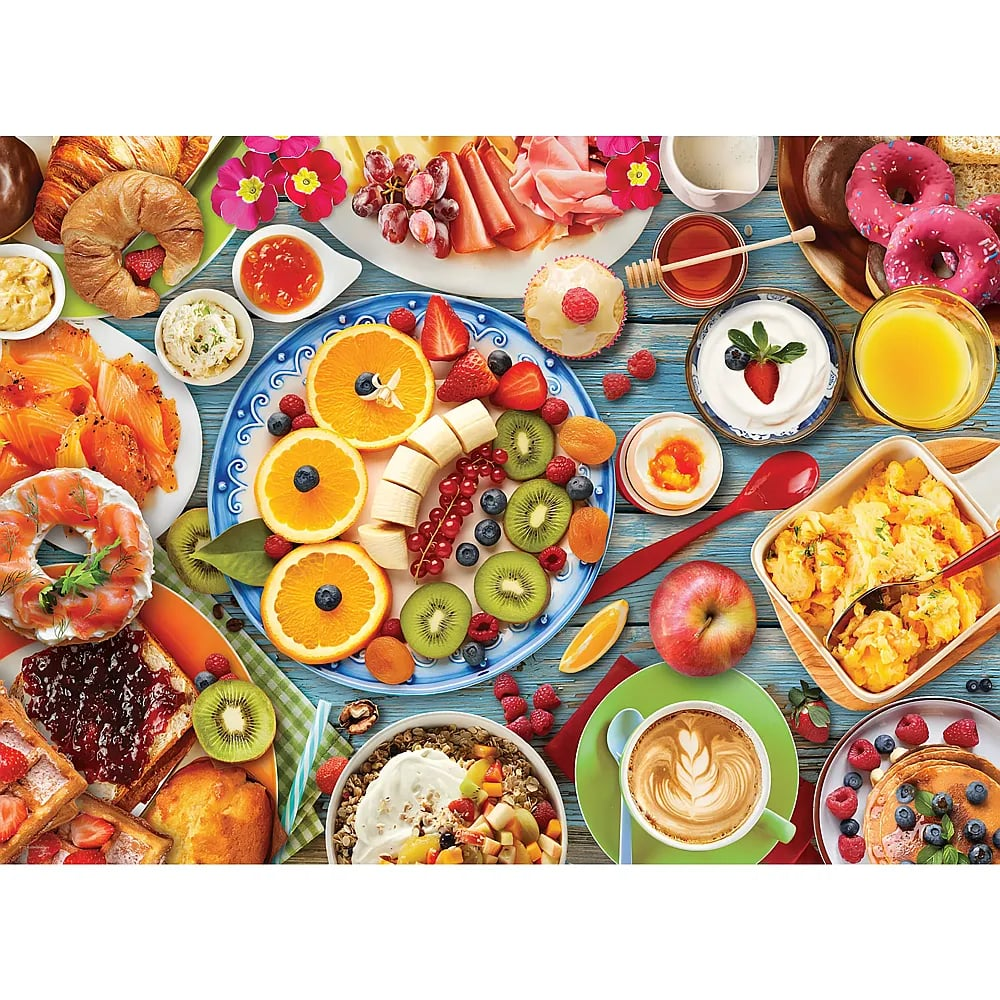 Ein reichhaltiges Frühstück mit Früchten, Gebäck, Eiern, Joghurt, Kaffee und Saft auf einem Holztisch.